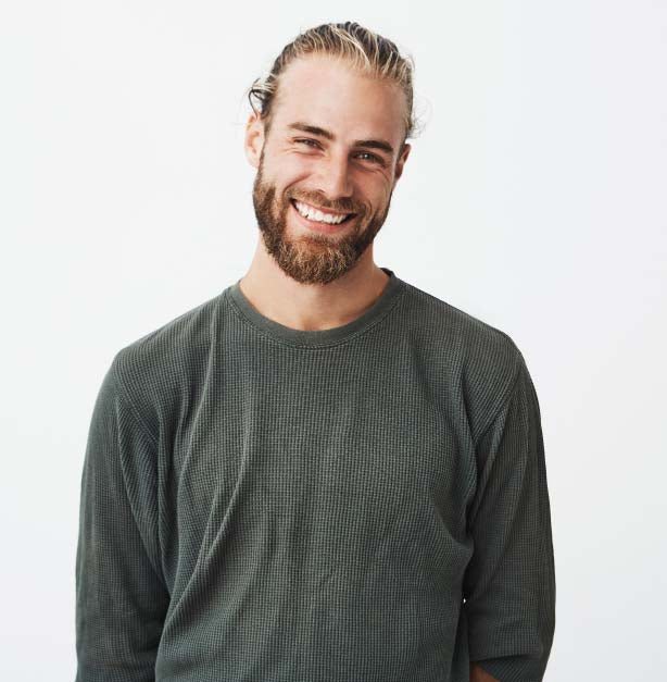 uomo con capelli lunghi e barba curata